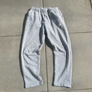 Uncuffed Grey Nike sweats
Size M

#vintage #skate #streetwear #fashion